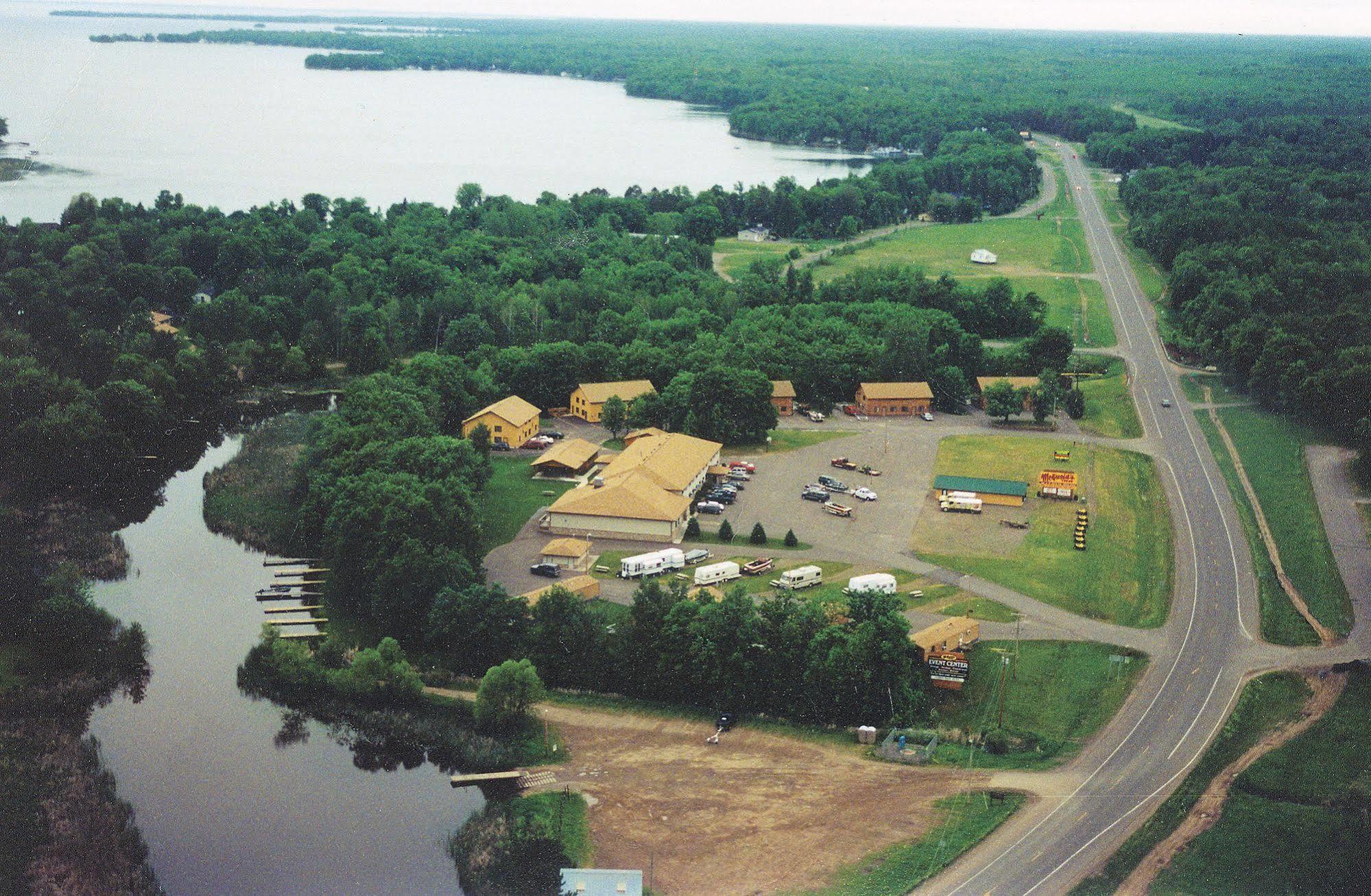 Mcquoid'S Inn And Event Center Isle Eksteriør billede